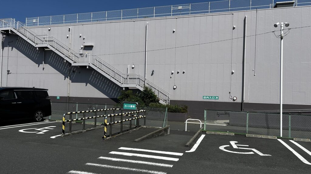 車椅子マークの駐車スペース