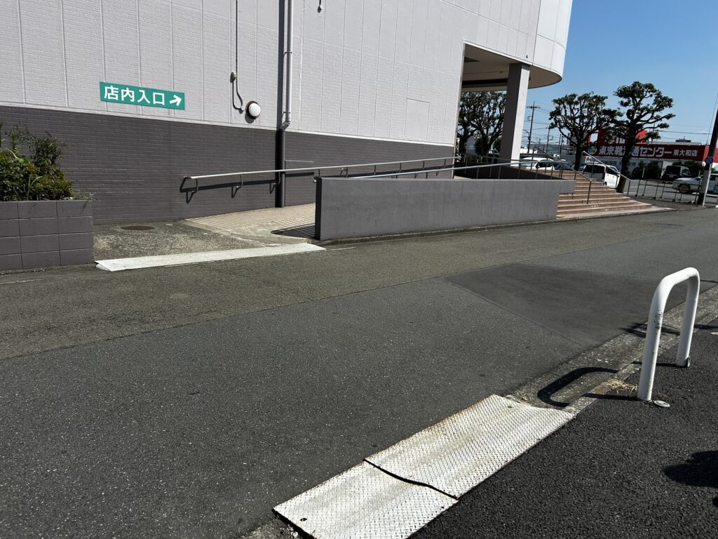 店舗までのスロープ