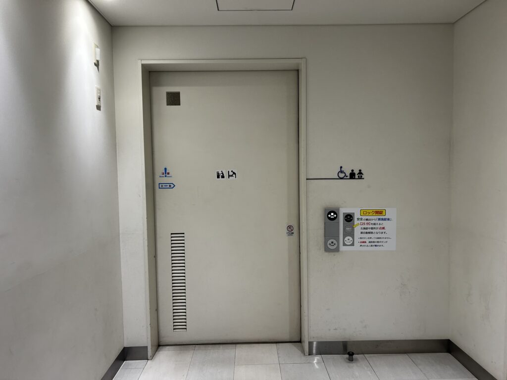 １階多機能トイレのドア