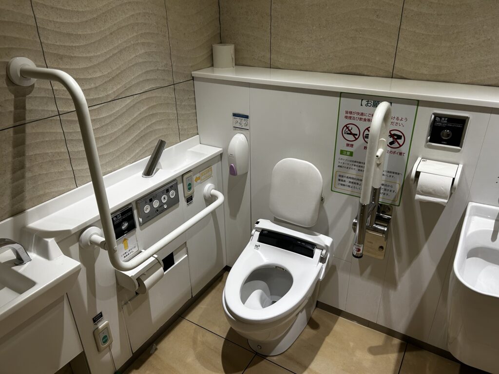 右側に壁や手すりがあるトイレ