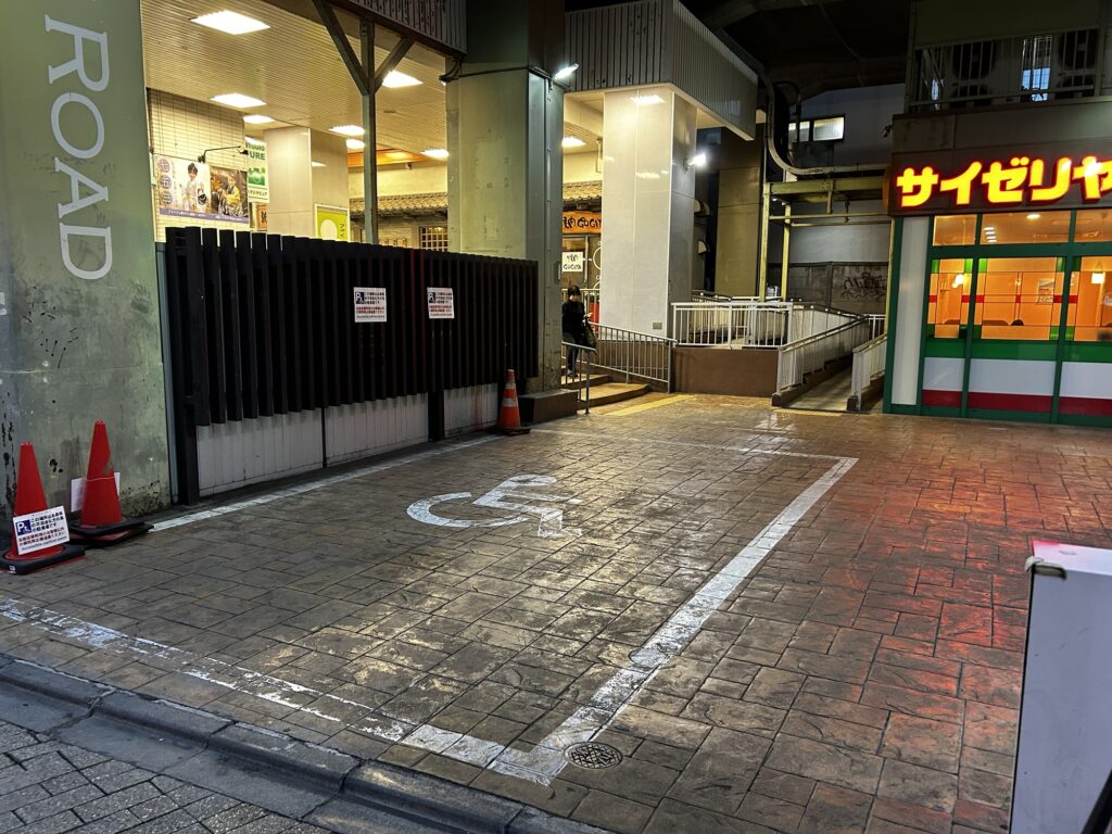 車椅子マークの駐車スペース