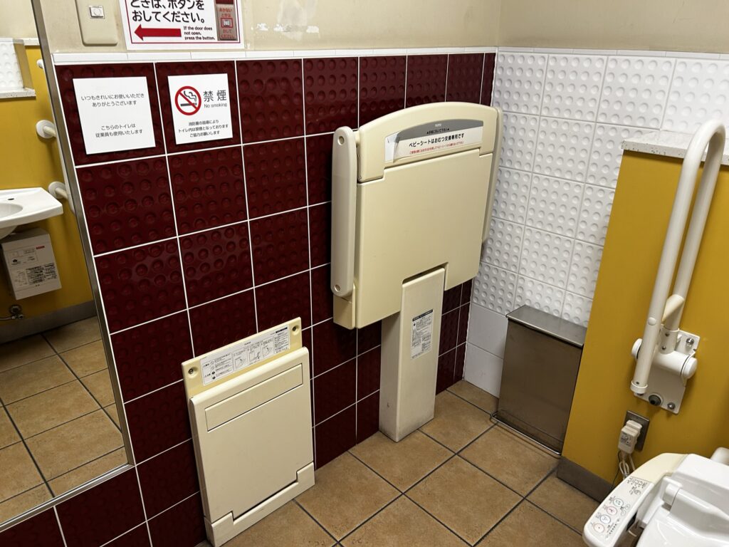 ベビーベッドや着替えボードもあります。