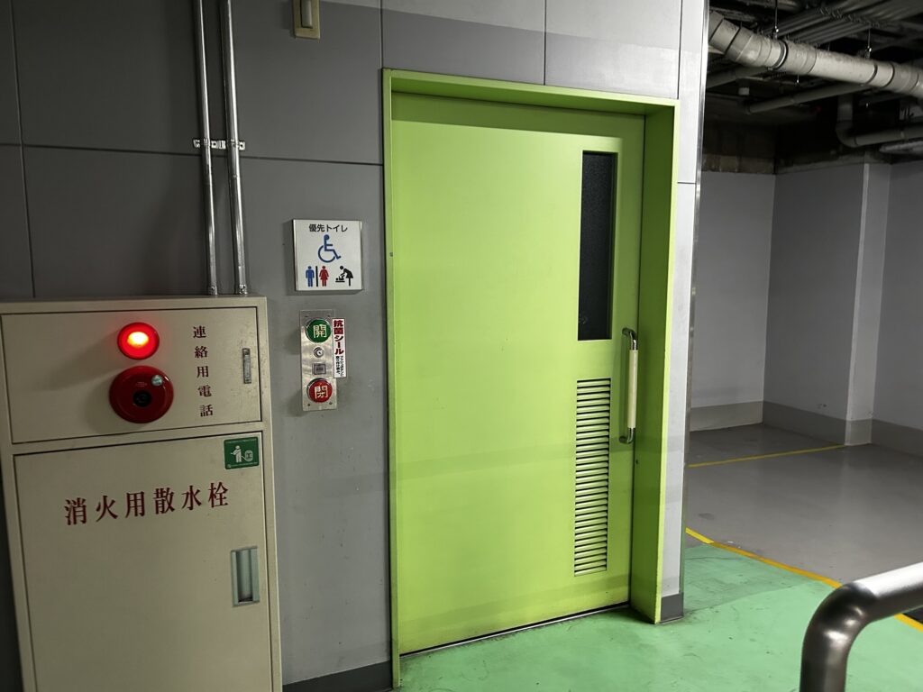 地下駐車場トイレのドア