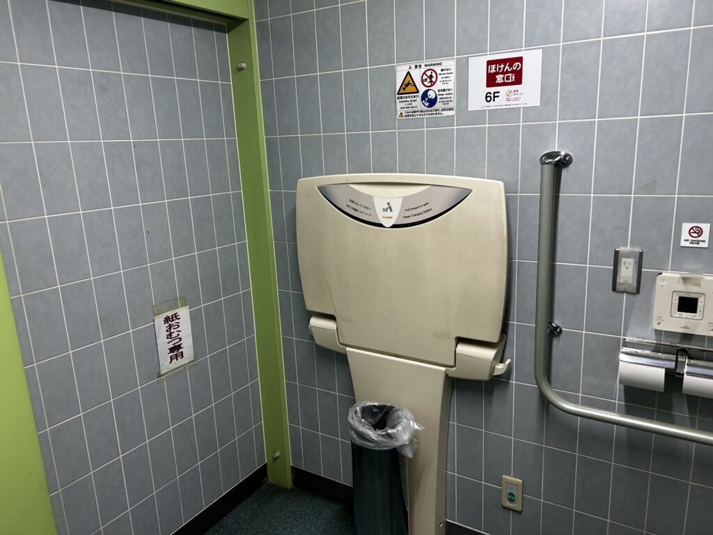 地下駐車場トイレのベビーベッド