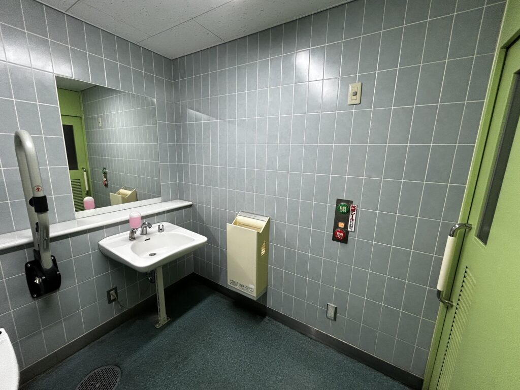 地下駐車場トイレの手洗い場