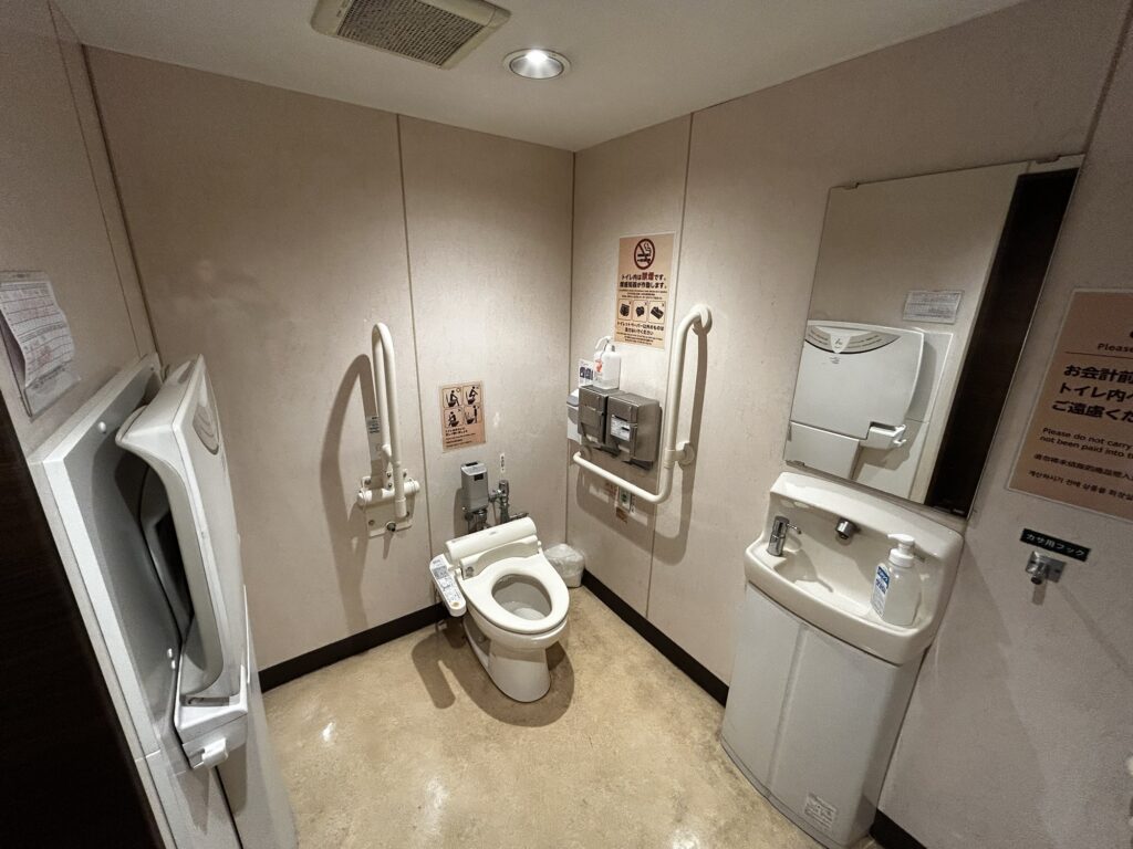 左に壁があるトイレ