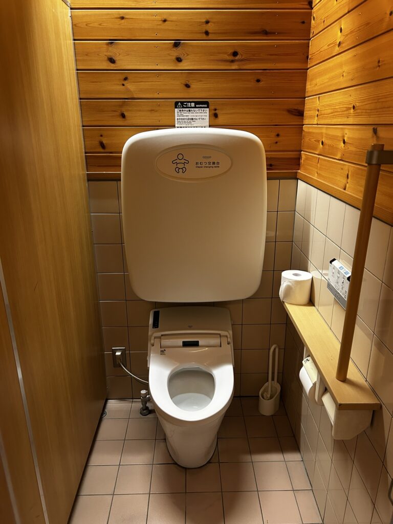 向かって右側の個室はベビーベッド付き。