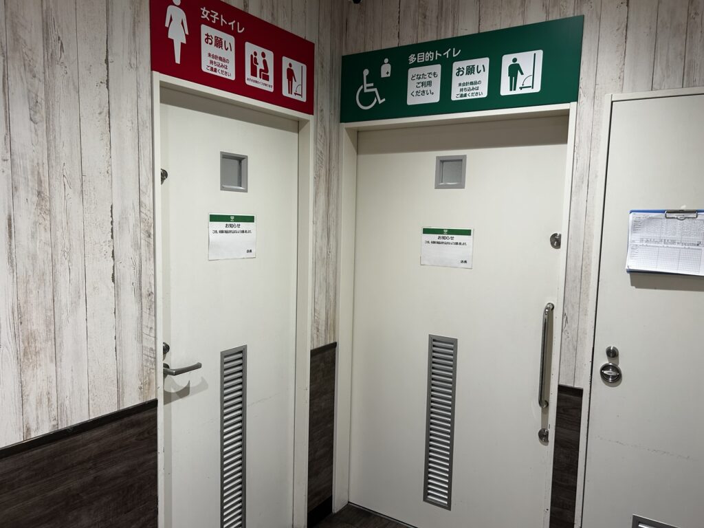 トイレの前にもドアが。