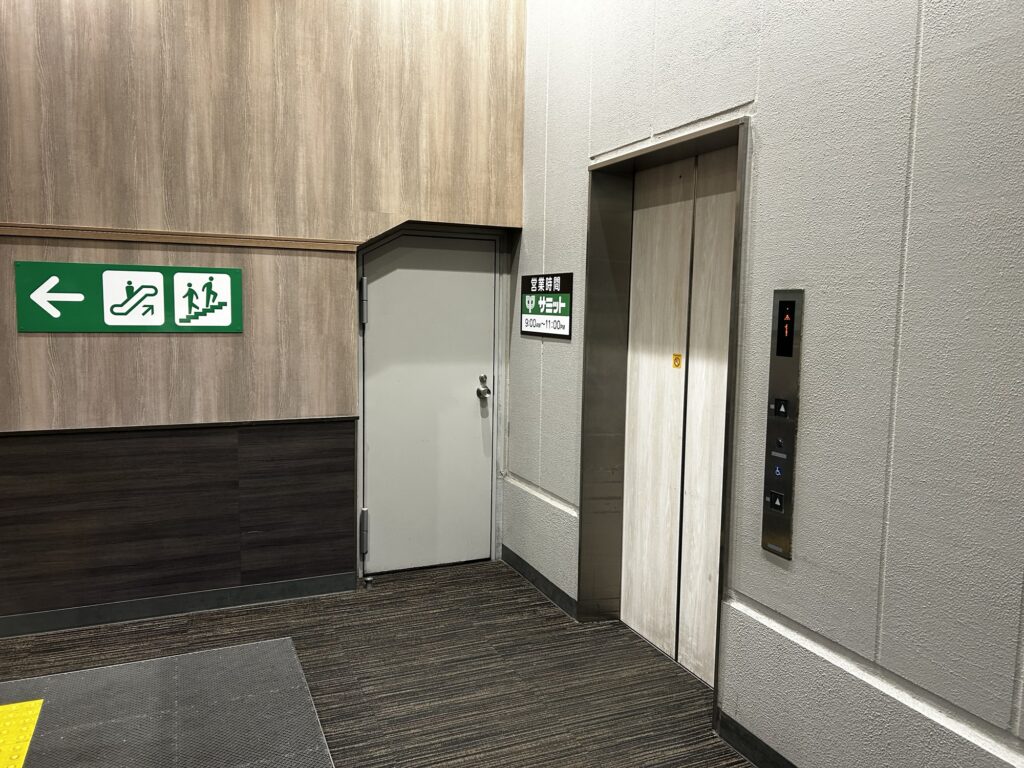 店舗に上がるエレベーター