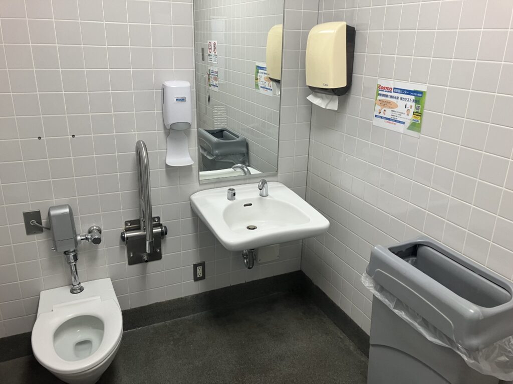 手洗い場の足元も確保されています