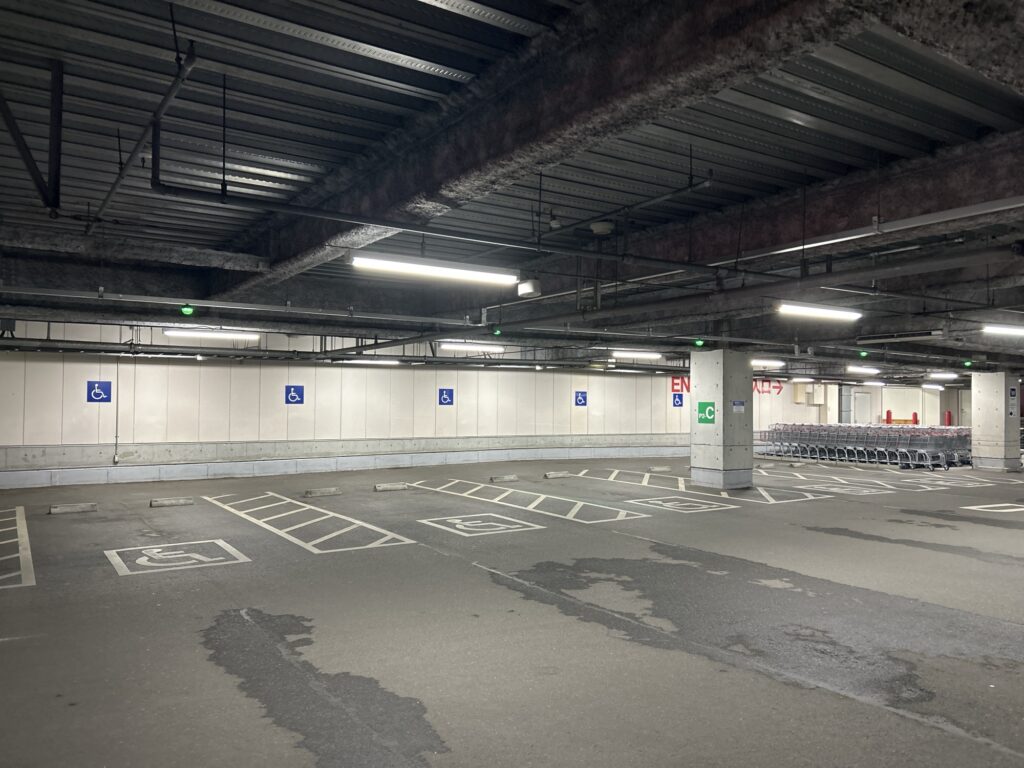 Bの柱に続いて5台分のスペースがあります。