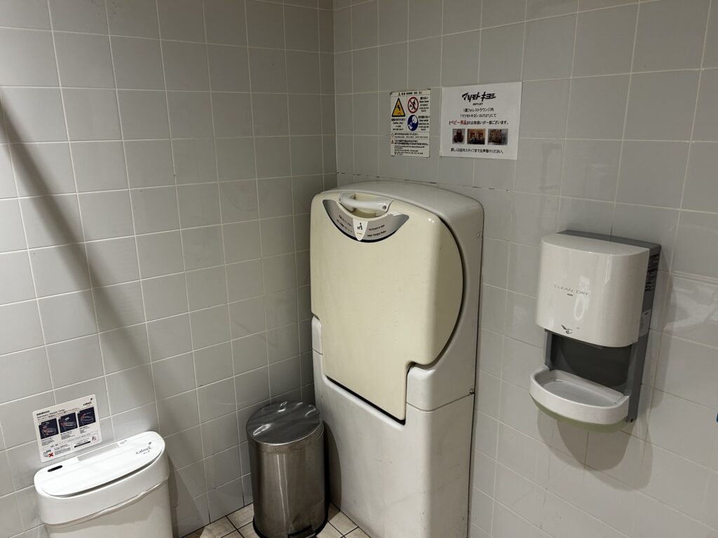 ノースプラザトイレのベビーベッド