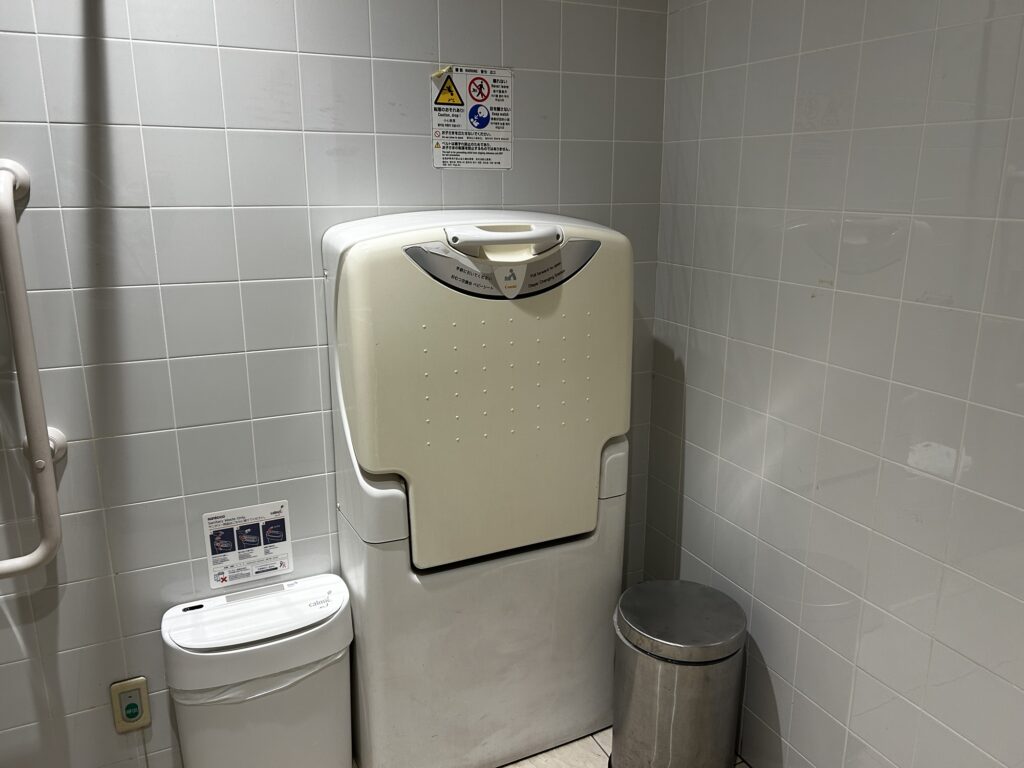 イーストプラザトイレのベビーベッド