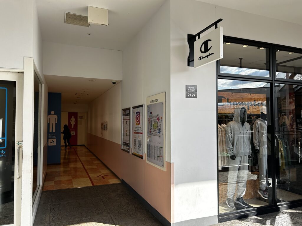 トイレに入っていく通路