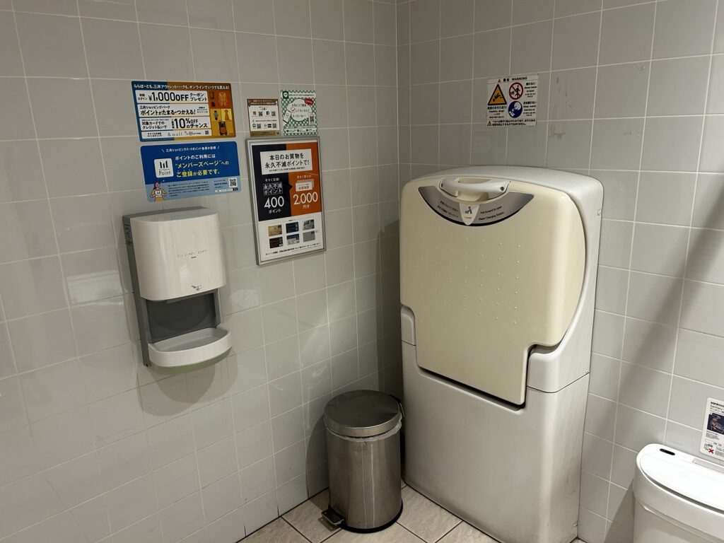 サウスプラザトイレのベビーベッド