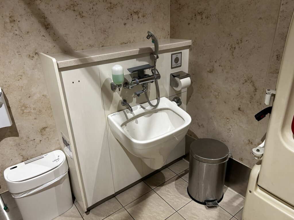 フォレストラウンジ内トイレのオストメイト対応機器