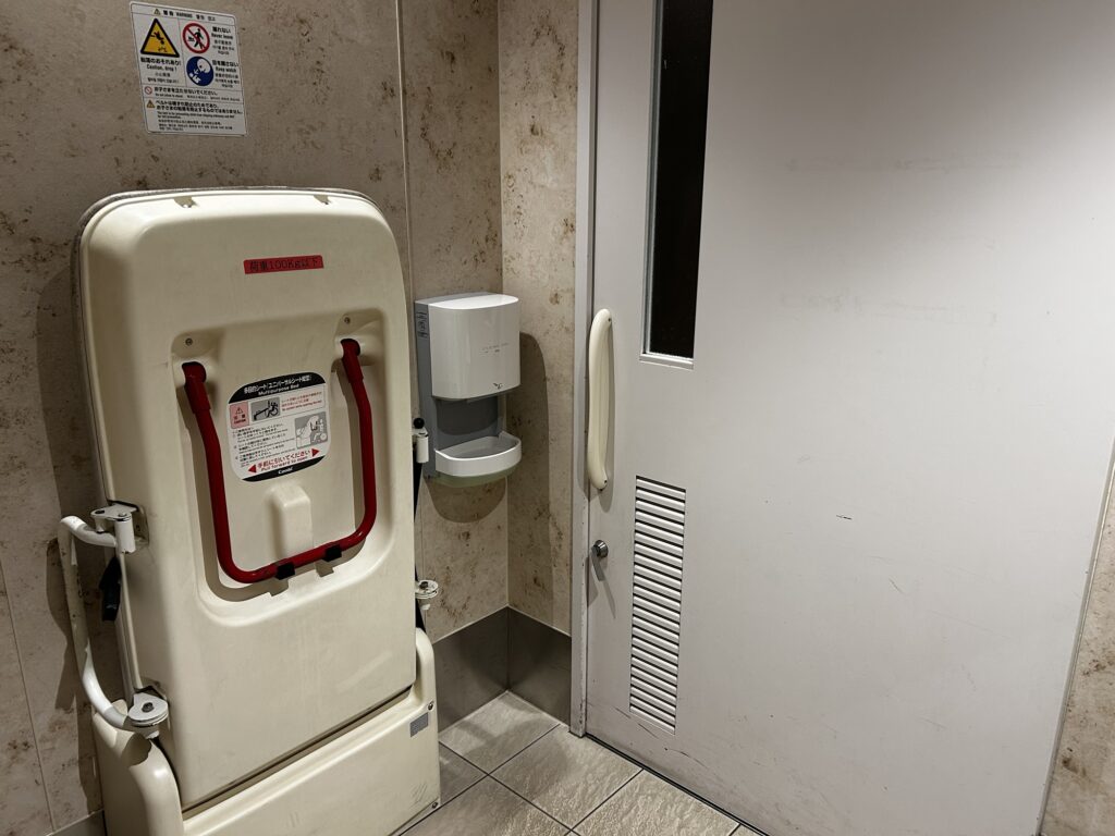 フォレストラウンジ内トイレにの大型介護ベッド