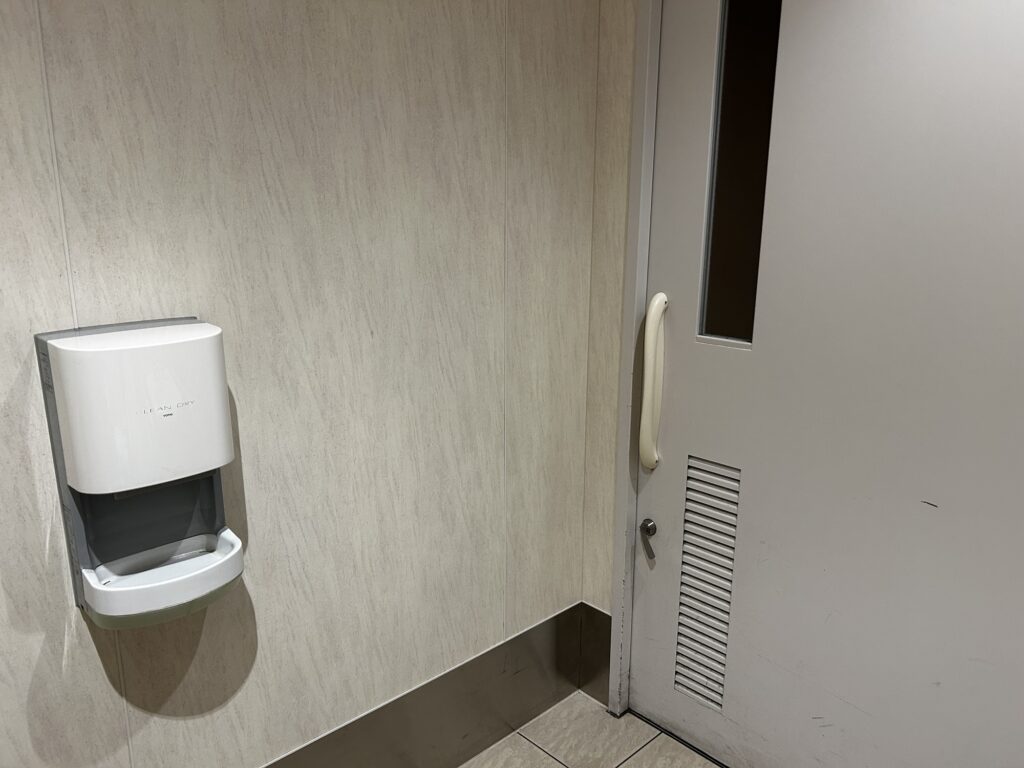 ウェストプラザのトイレの出入り口