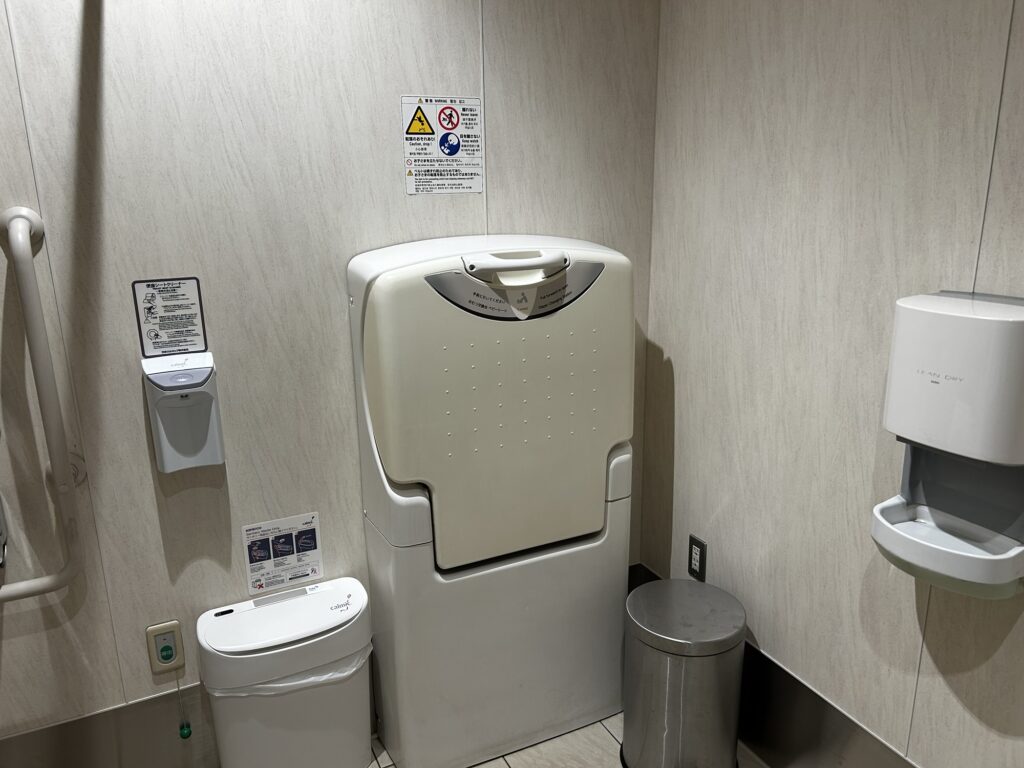 ウェストプラザのトイレのベビーベッド