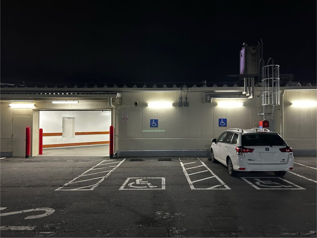 屋上P3駐車場の車いす使用者対応駐車区画スペース