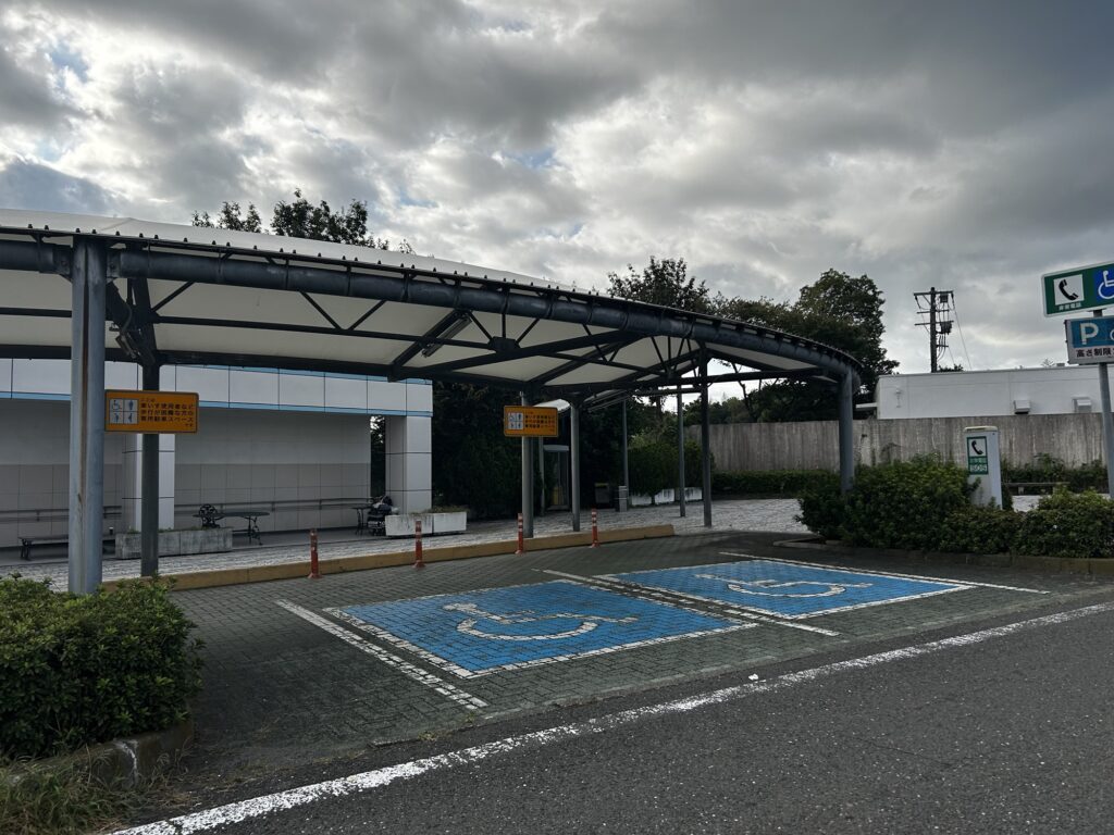 車椅子マークの付いた駐車場